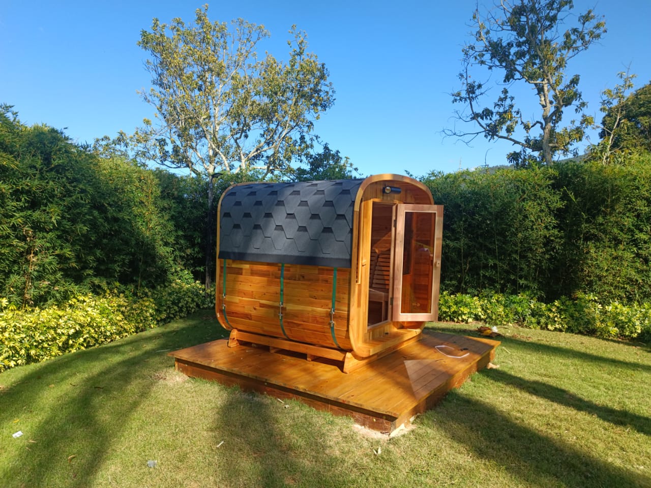 Sauna exterior cuadrado en vista abierta