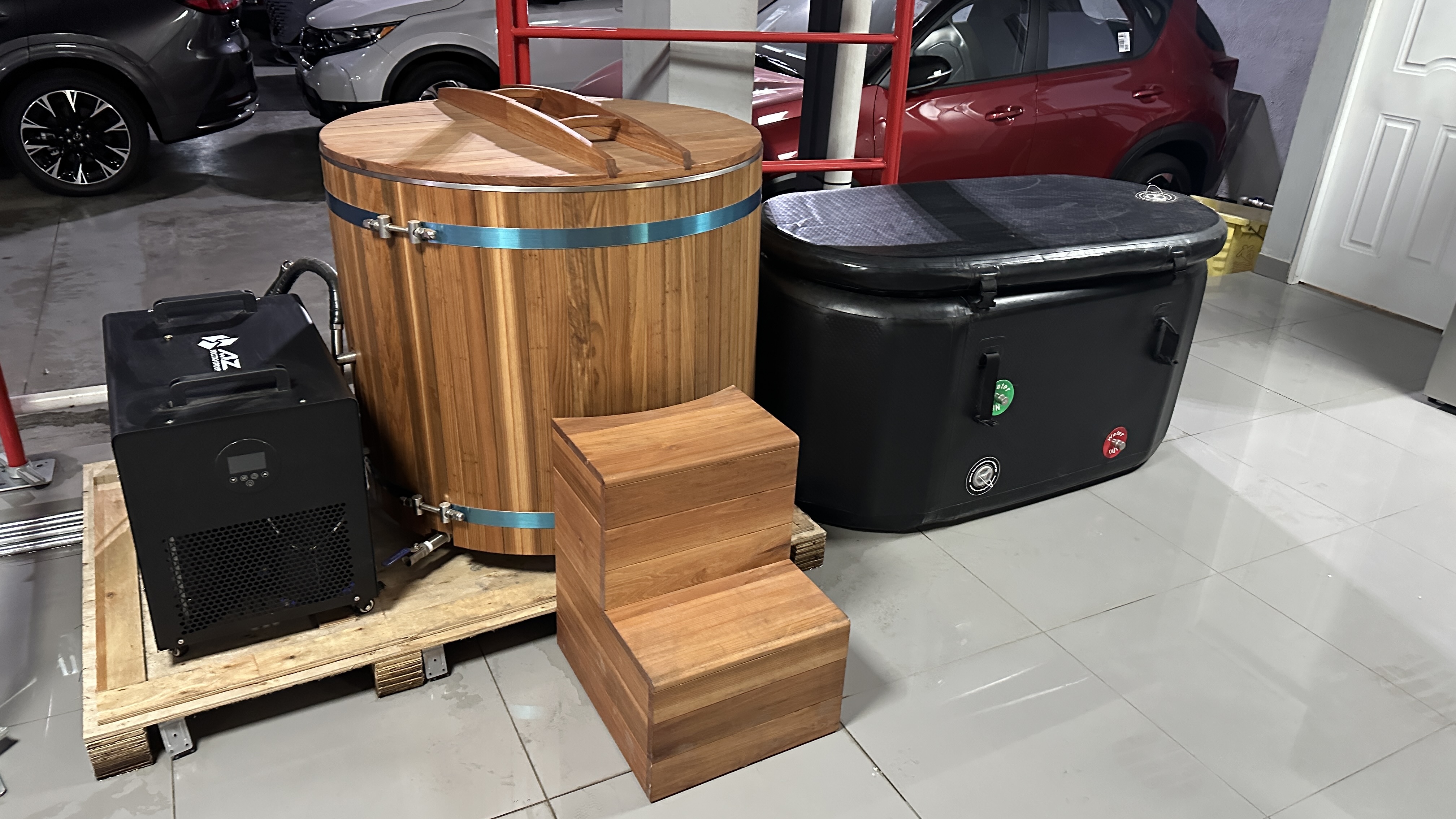 Tina fria de madera junto a tina inflable